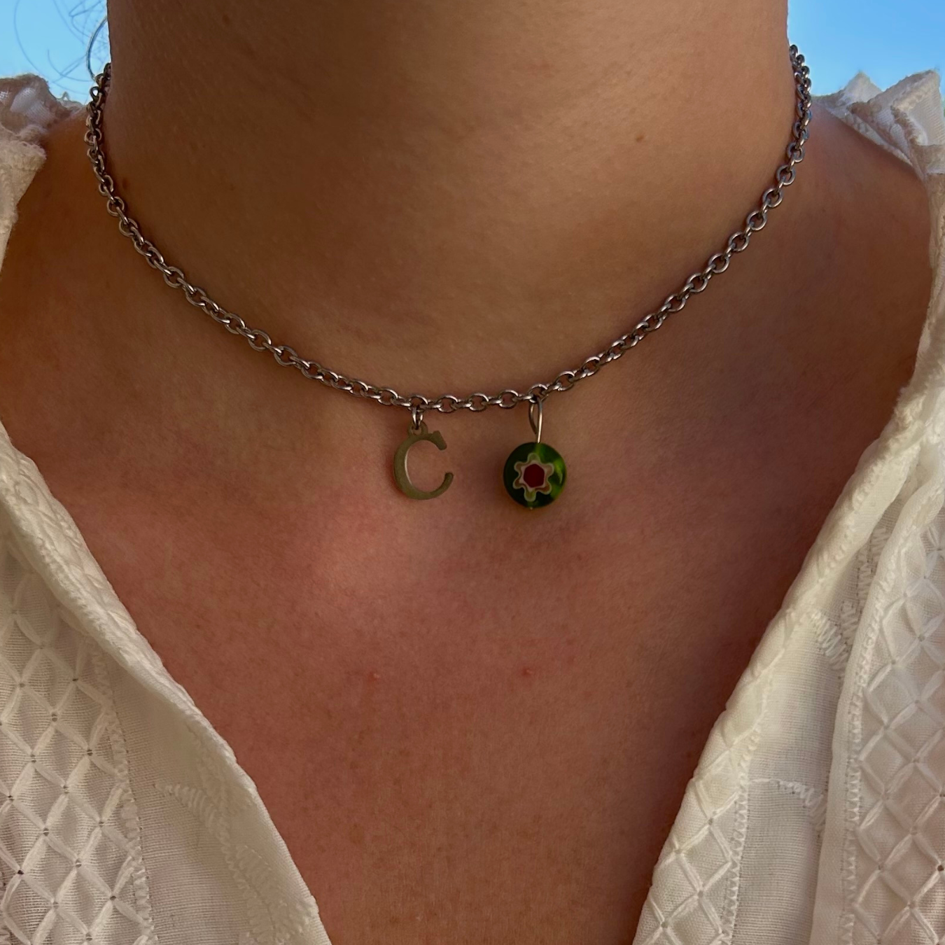 collier chicago argenté personnalisable avec lettre et perle Millefiori, présenté ici avec la lettre C et perle verte