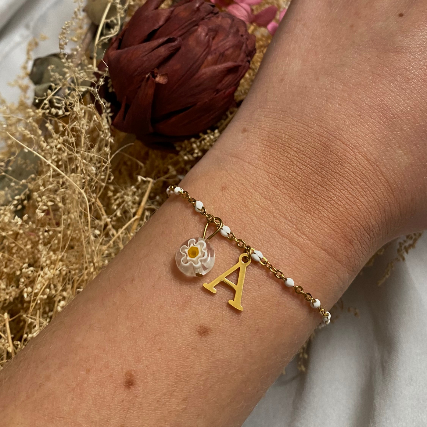 bracelet abbie personnalisable avec lettre et perle Millefiori, présenté ici avec la lettre A et perle blanche