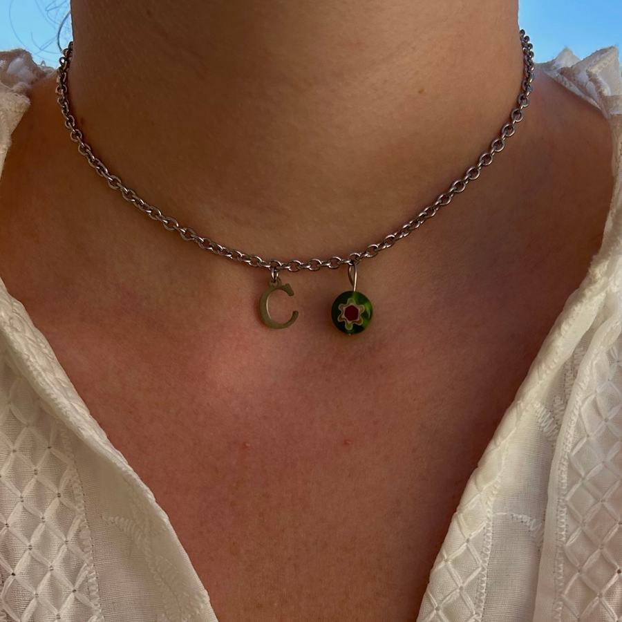 
collier chicago argenté personnalisable avec lettre et perle Millefiori, présenté ici avec la lettre C et perle verte
