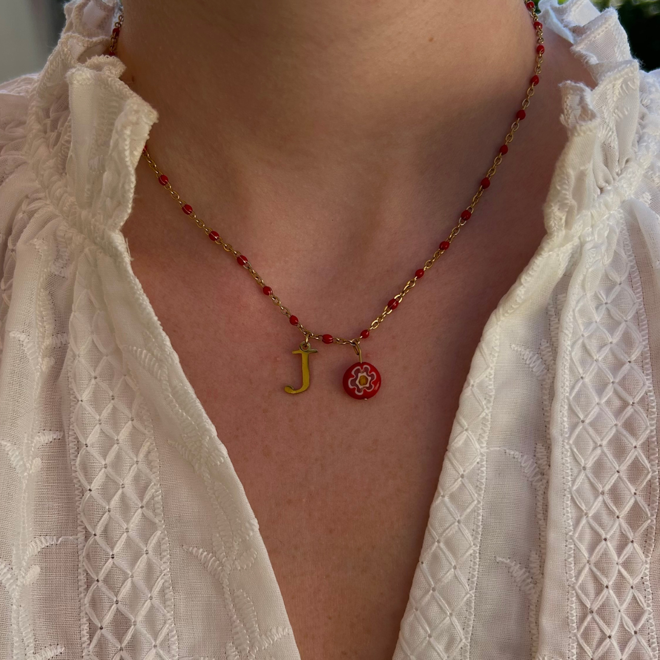 collier julie personnalisable avec lettre et perle Millefiori, présenté ici avec la lettre J et perle rouge