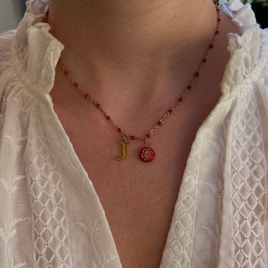 collier julie personnalisable avec lettre et perle Millefiori, présenté ici avec la lettre J et perle rouge