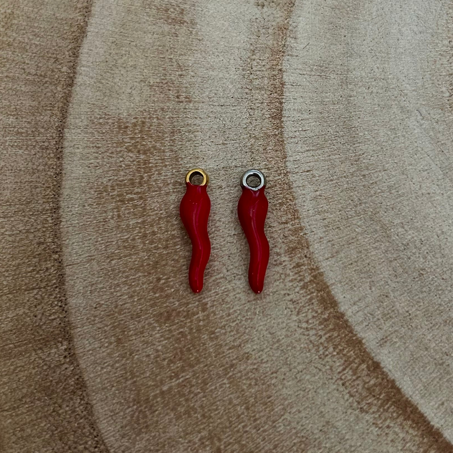 Deux charms piment rouge en acier inoxydable doré et argenté