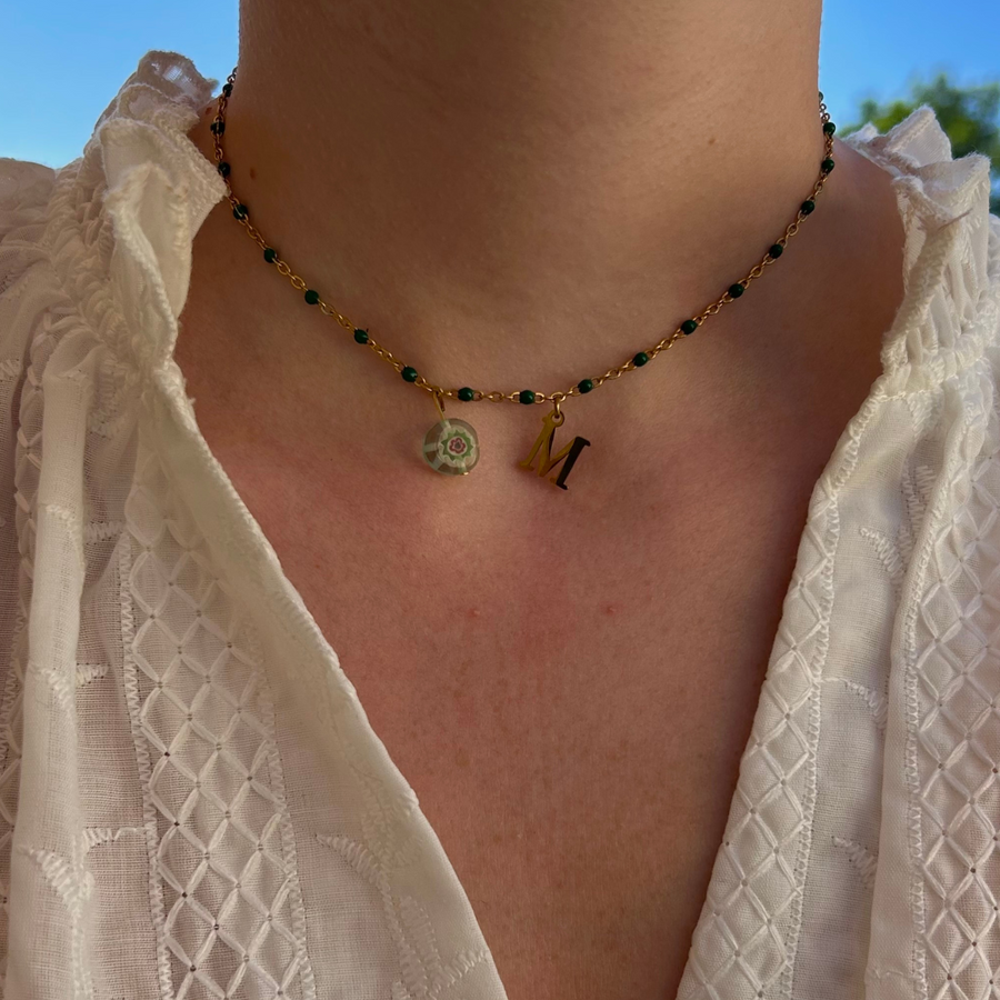 collier Émilie personnalisable avec lettre et perle Millefiori, présenté ici avec la lettre M et perle verte