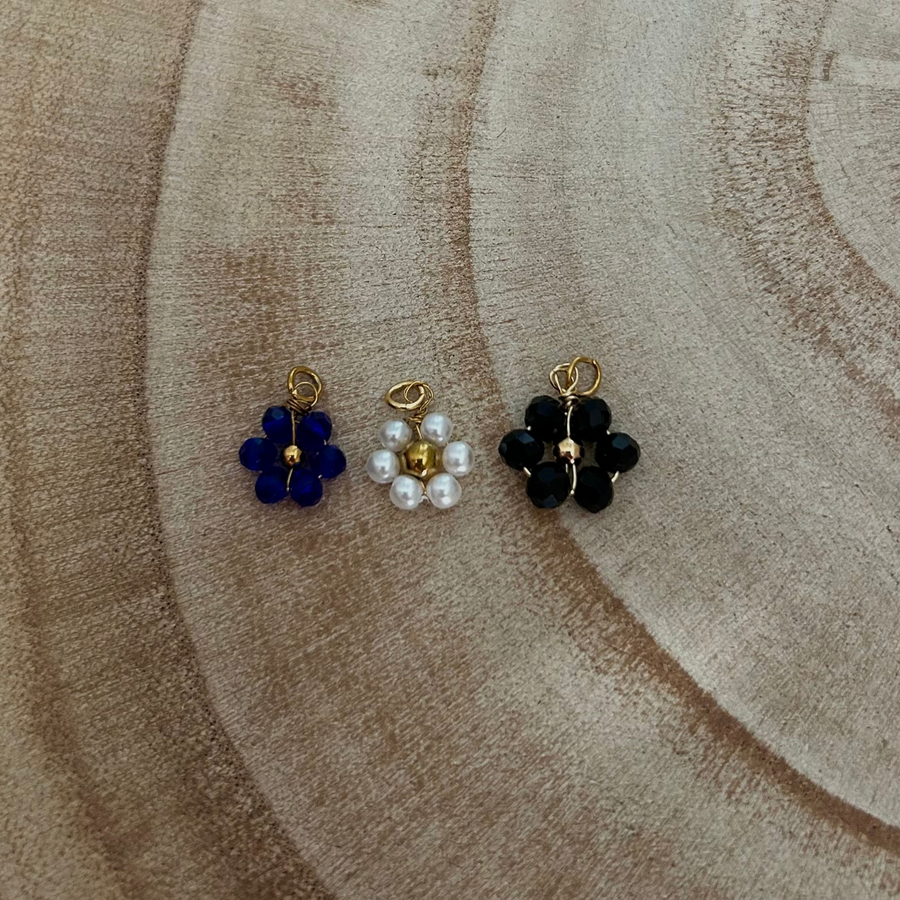 Trois charms fleur en acier inoxydable bleu, blanc et noir pour bijou personnalisable
