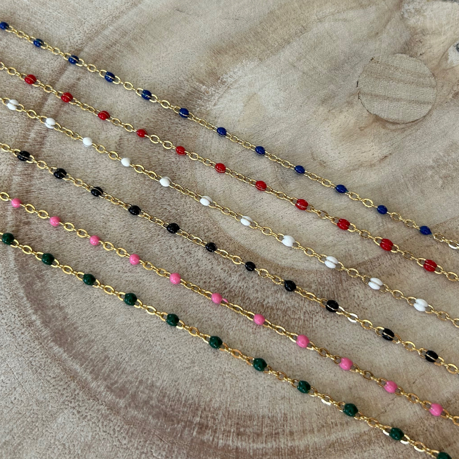 chaine noire, bleu, rose, blanche, rouge et verte