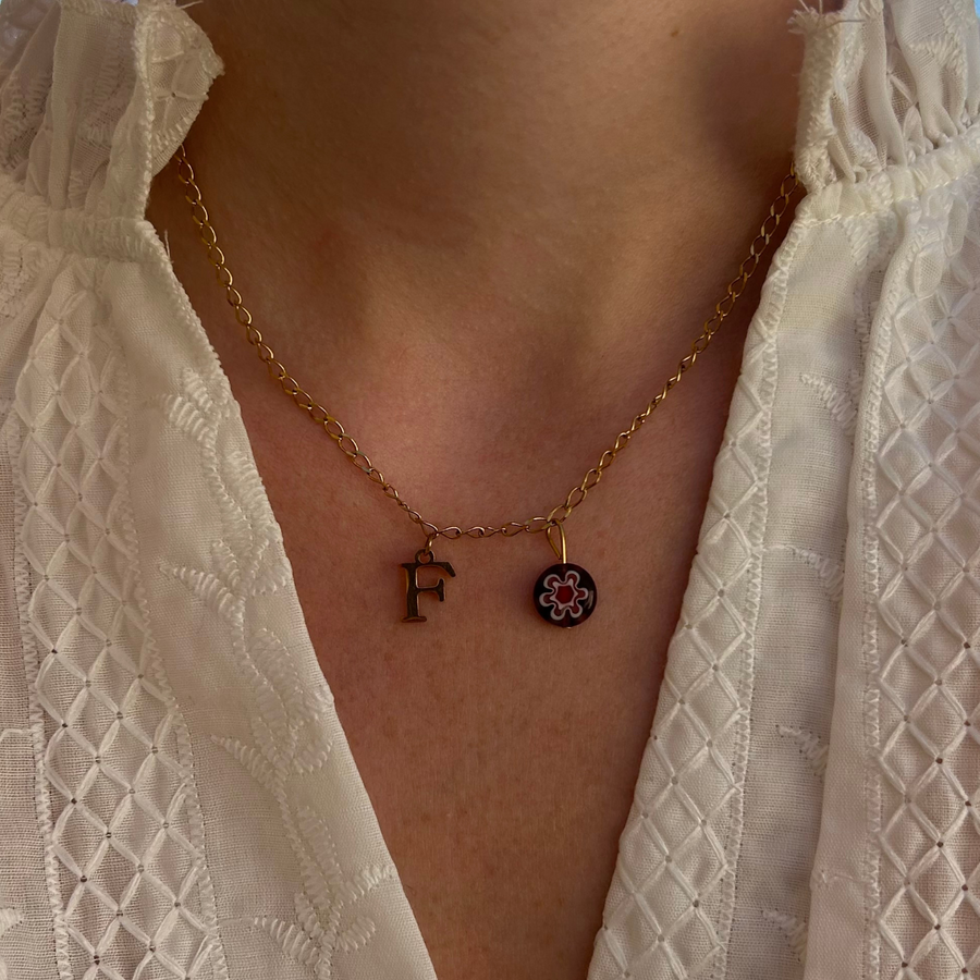 collier millie personnalisable avec lettre et perle Millefiori, présenté ici avec la lettre F et perle viollette