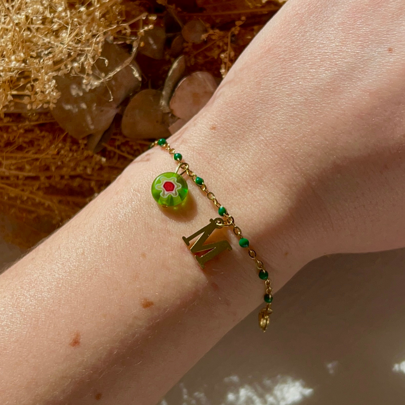 bracelet maddy personnalisable avec lettre et perle Millefiori, présenté ici avec la lettre M et perle verte 