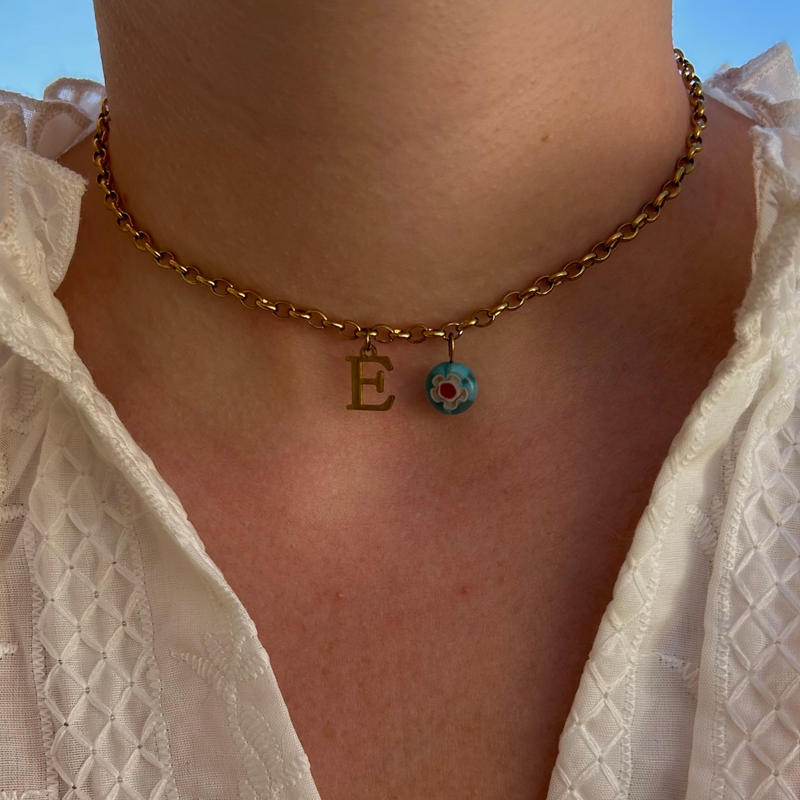 collier charlie personnalisable avec lettre et perle Millefiori, présenté ici avec la lettre E et perle bleue