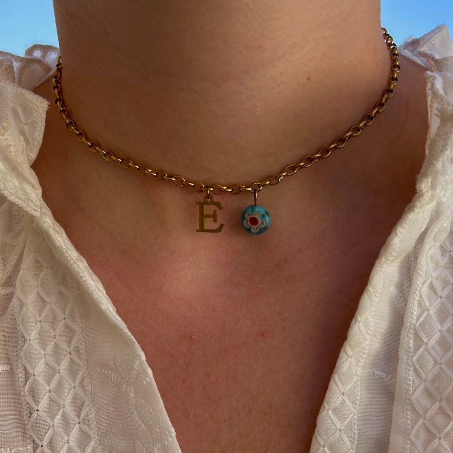collier charlie personnalisable avec lettre et perle Millefiori, présenté ici avec la lettre E et perle bleue