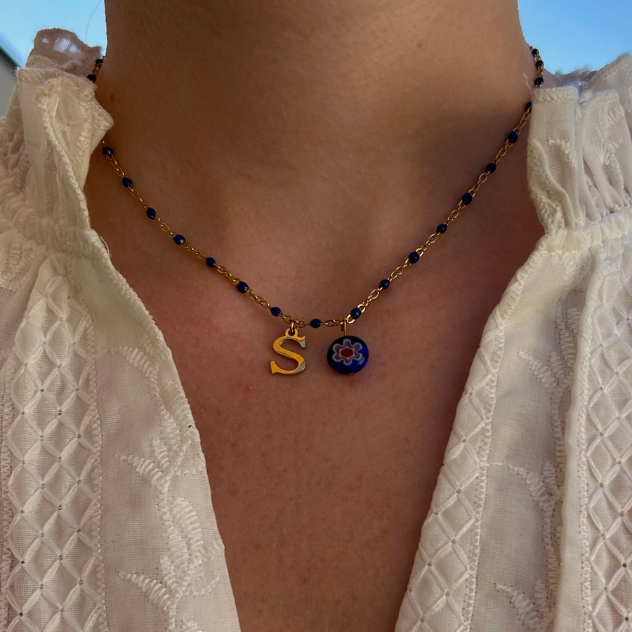 collier Émilie personnalisable avec lettre et perle Millefiori, présenté ici avec la lettre S et perle bleue