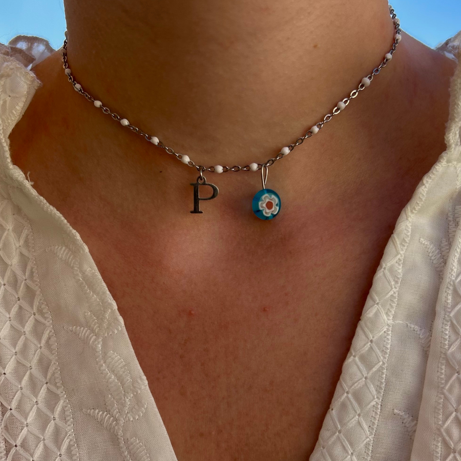 collier abbie argenté personnalisable avec lettre et perle Millefiori, présenté ici avec la lettre P et perle bleue