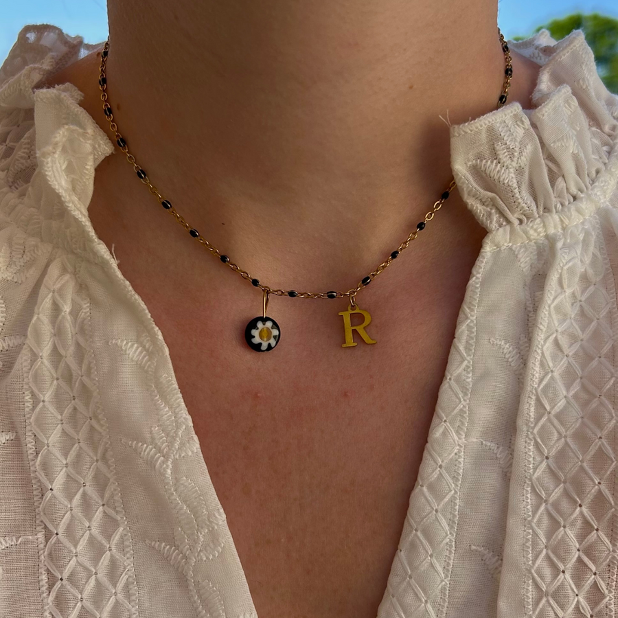 
collier lizzie personnalisable avec lettre et perle Millefiori, présenté ici avec la lettre R et perle noire

