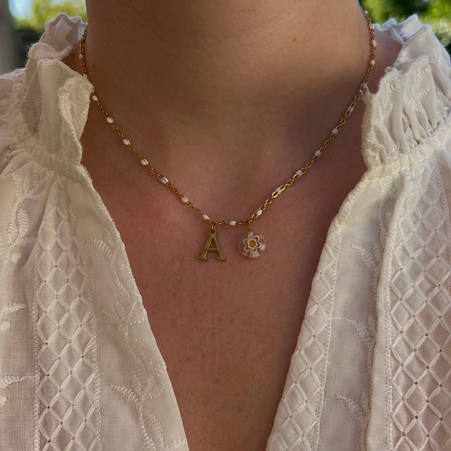 collier abbie personnalisable avec lettre et perle Millefiori, présenté ici avec la lettre A et perle blanche
