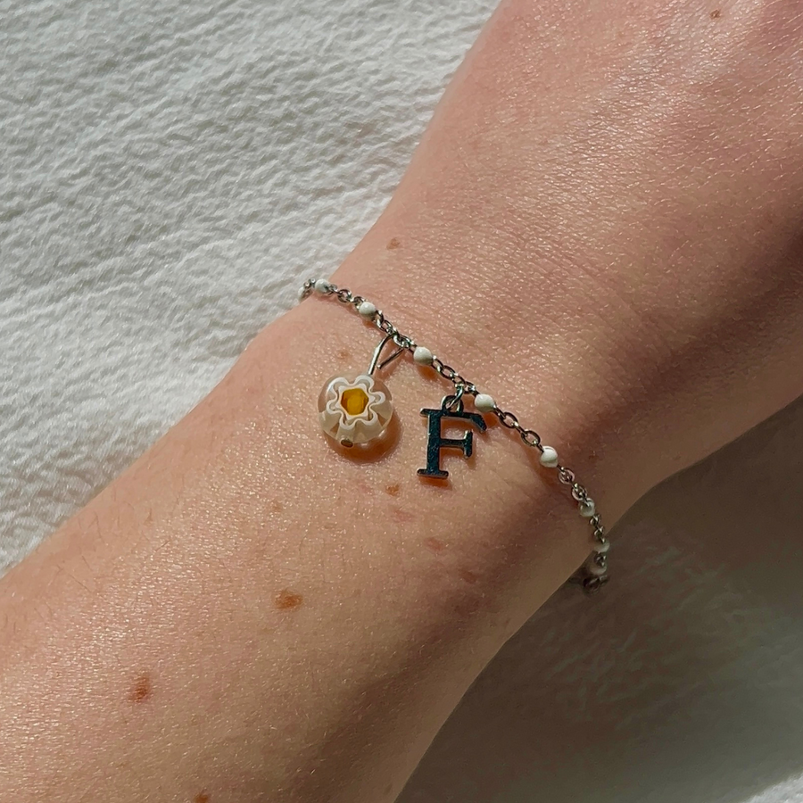 
bracelet abbie argenté personnalisable avec lettre et perle Millefiori, présenté ici avec la lettre F et perle blanche
