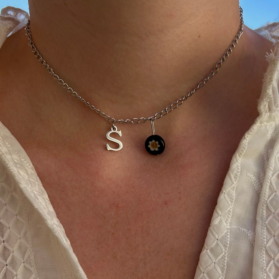 collier Echo argenté personnalisable avec lettre et perle Millefiori, présenté ici avec la lettre S et perle noire 