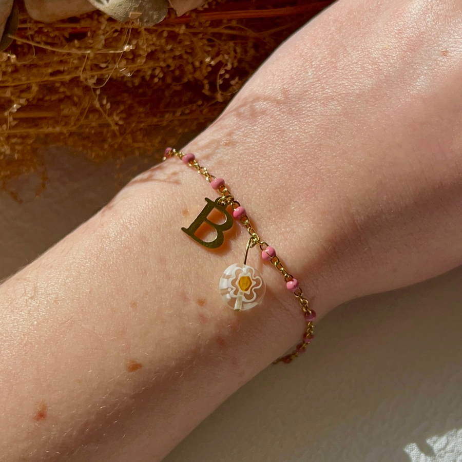 bracelet barbie doré personnalisable avec lettre et perle Millefiori, présenté ici avec la lettre B et perle rose