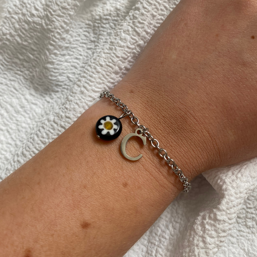 bracelet chicago argenté personnalisable avec lettre et perle Millefiori, présenté ici avec la lettre C et perle noire